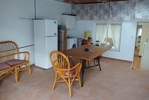 Apartamento Casa Quiles的厨房配有桌椅和冰箱。