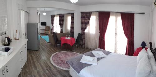 法马古斯塔Malia Holiday Let的一间带大床的卧室和一间客厅