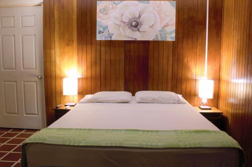 圣安娜Casa Central completa的一间卧室,两边都配有一张床和两盏灯