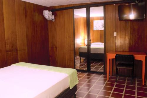 圣安娜Casa Central completa的小房间设有一张床、一张桌子和一间卧室
