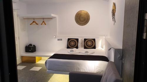 阿诺梅拉Mykonos Double Luxury Mini Suites - Adults only的一间卧室配有一张带两个枕头的床