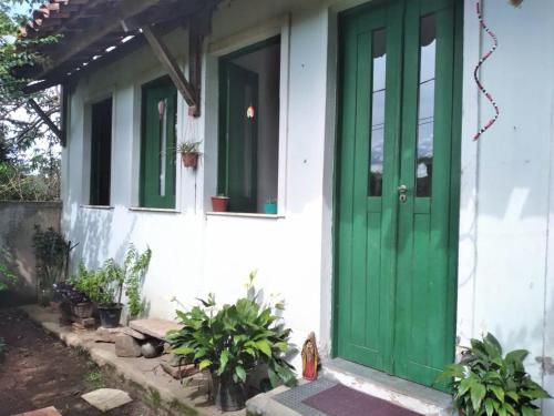伦索伊斯Casa Relva的白色房子的绿色门,有植物