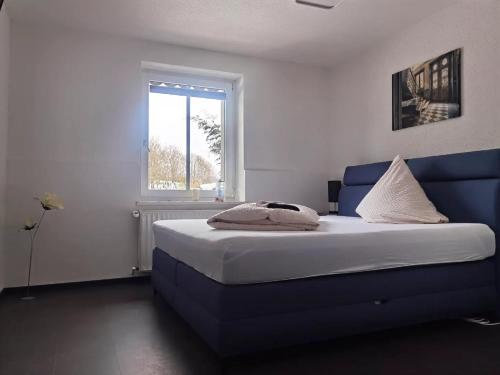 WabernHotel-Restaurant zur Post的一间卧室设有蓝色的床和窗户。