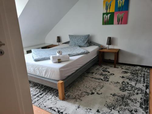 施韦青根希维切因根公寓的一间小卧室,配有一张床和一张桌子