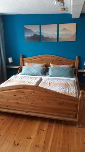 NonnweilerFewo Kastel的一间卧室配有一张带蓝色墙壁的木床。
