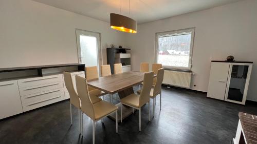 NachdemseeFerienhaus Traunsteinblick的厨房以及带木桌和椅子的用餐室。