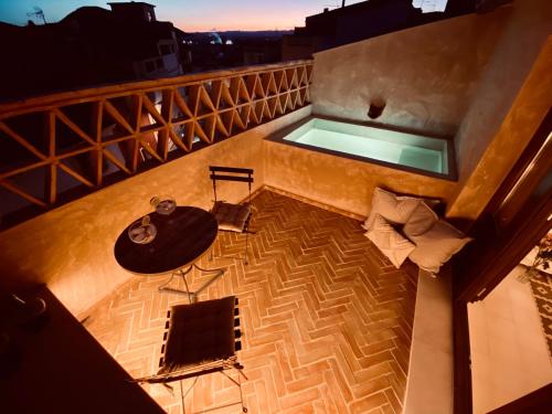 卡瓦内斯Terra i Mar的阳台享有游泳池的顶部景致