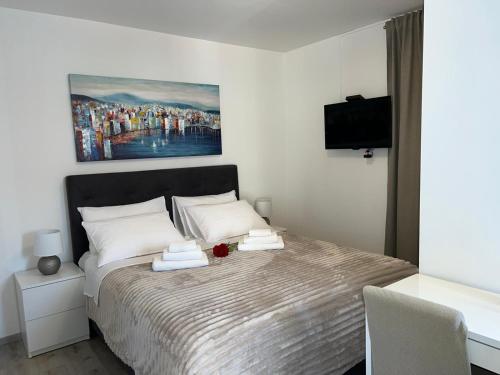 斯普利特马里加旅馆的一间卧室配有一张床,上面有两条毛巾