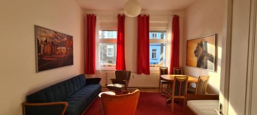 3Zimmer-Wohnküche-Altbau-90m2-eigener Parkplatz的休息区