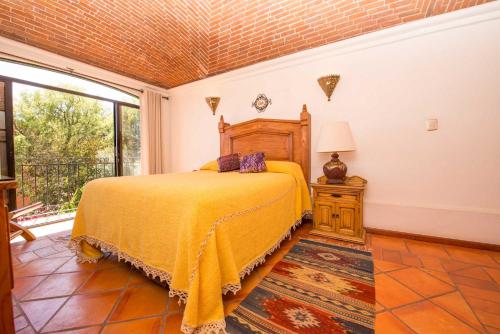瓜纳华托Casa Estrella de la Valenciana Hotel Boutique的一间卧室设有一张床和一个大窗户