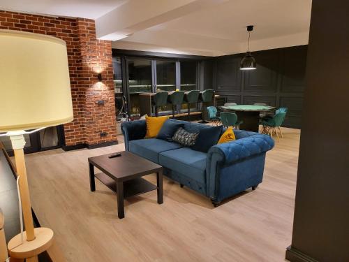 奥拉迪亚SPAre-Time - Exclusive and Unique Apartment! 18+的客厅配有蓝色的沙发和桌子
