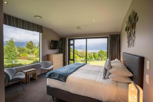 蒂阿瑙High Leys Lodge的一间卧室设有一张大床和一个大窗户
