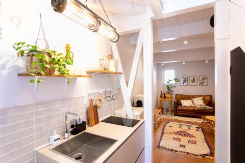 福冈Bonjour Maison -Self check-in的一个带水槽的厨房和一间客厅