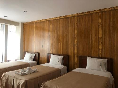胡利亚卡Hotel Imperial的酒店客房设有两张床和窗户。
