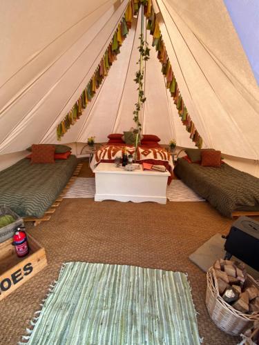 克罗默Glen Farm Glamping的帐篷配有两张床和一张桌子