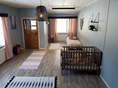艾赫泰里Inha holiday house的一间婴儿房,配有婴儿床和门