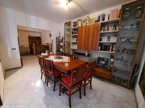 Fonte Nuovala casa che vorresti的一间带木桌和椅子的用餐室