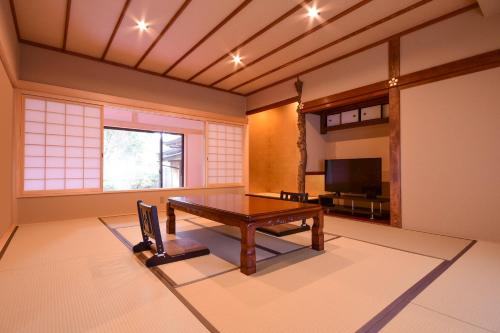 高野山高野山 宿坊 西禅院 -Koyasan Shukubo Saizenin-的客厅配有桌子和电视