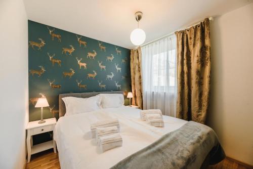 卡雷扎湖Renoviertes Apartment mit Terrasse an der Piste mit kostenlosen WiFi的一间卧室设有一张大床和绿色的墙壁