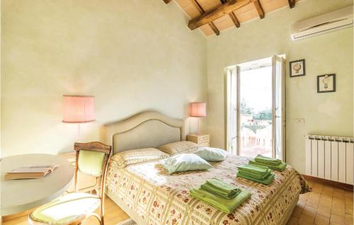 Monteleone SabinoVilla Laura的一间卧室配有一张带绿色枕头的床。