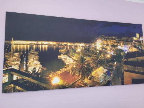 卡梅罗塔码头Mare Azzurro的城市的夜光照片