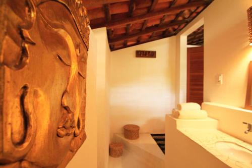 阿廷斯ALTO BONITO的一间带水槽的浴室和木制艺术墙