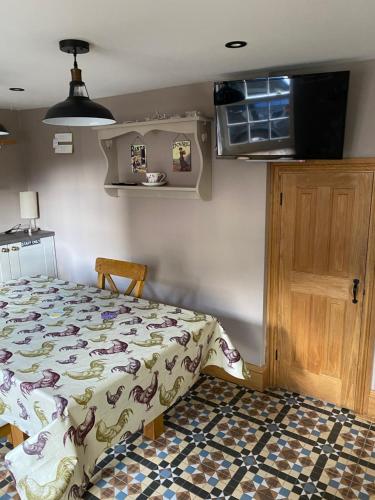 斯基普西Ivy House, three bed cottage, parking garden的一间卧室配有一张带鲜花床罩的床
