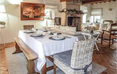 Fontaine-Henry瓦尔杜艾街度假屋的一间带桌子和沙发的用餐室
