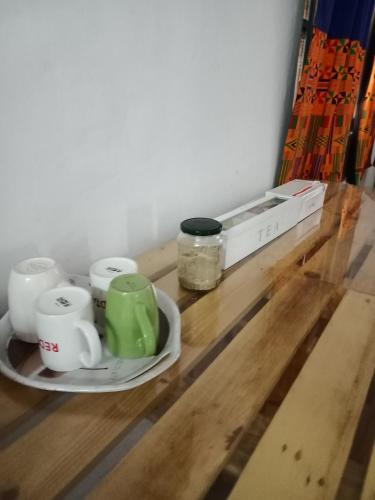 姆万扎Karibu Nyumbani, Welcome Home的一张桌子,上面有咖啡杯和盒子
