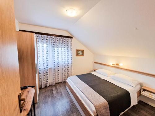 斯莫利亚纳茨鲁扎旅馆的一间卧室设有一张大床和一个窗户。