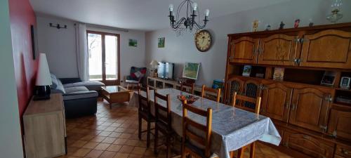 Ménétru-le-VignobleNature et vue的厨房以及带桌椅的起居室。