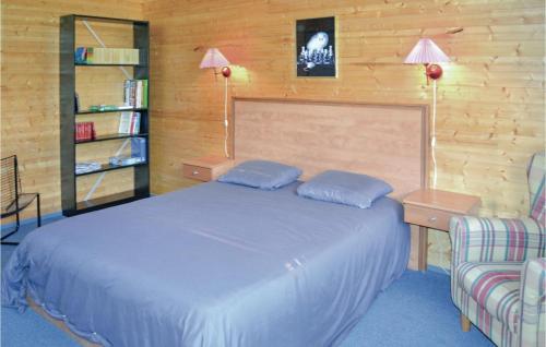 Valprionde2 Bedroom Stunning Home In Belvze的一间卧室设有一张床和一个书架