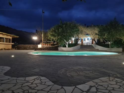 多尔加利Turismo Rurale Filieri的庭院里的一个圆形游泳池