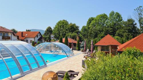 格拉博瓦茨SEDRA Holiday Resort-Adults Only的一座房子旁的温室游泳池
