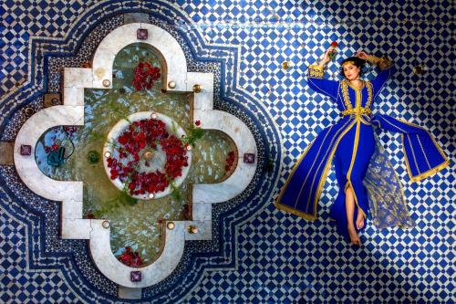 非斯Riad Fes Nass Zmane的墙上一幅蓝色连衣裙的女人画