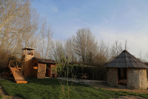 VillelaureLA HUTTE MASSAÏ的一座小房子和一座带木坡道的建筑