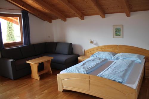 拉古多Blummerhof的一间卧室配有一张床和一张沙发