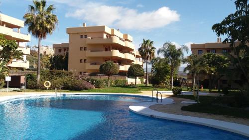 卡拉德米哈斯Málaga, Mijas, La Cala, apartamento vacaciones de ensueño的公寓大楼前的游泳池