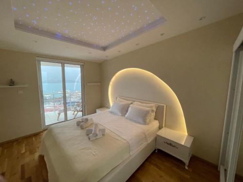 布德瓦Perla的卧室配有白色床和拱形天花板