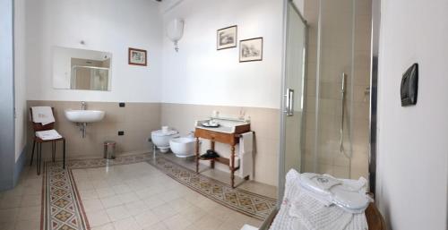 阿梅利亚44 - Mu Ni的一间带水槽、卫生间和淋浴的浴室