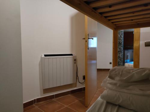 利亚沃尔西Apartment in Llavorsi in the heart of the Catalan Pyrenees的一间房间角落里带加热器的房间