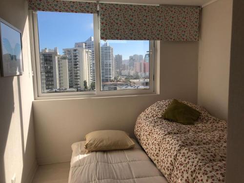 维纳德马MARAVILLOSO Y NUEVO DEPTO 1 a 6 PERSONAS的一间小卧室,配有床和窗户