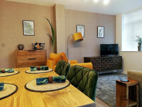 汉普顿茵雅顿Executive Apartment nr NEC, BHX, Resorts World的客厅配有桌椅和电视。