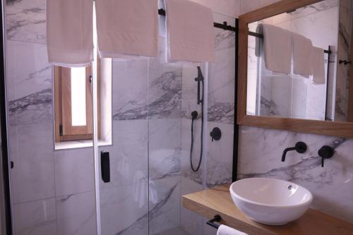 巴里Manhattan Room & Suite的带淋浴和白色盥洗盆的浴室