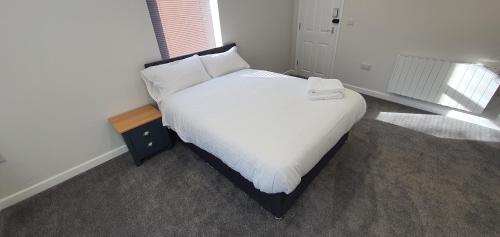 APARTMENT in BARNSLEY CENTRAL客房内的一张或多张床位