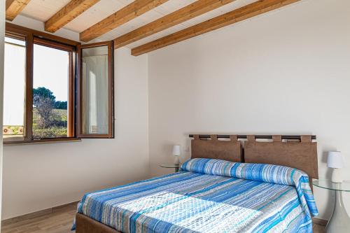 巴拉蒂Agriturismo San Giuseppe的一间卧室设有一张床和一个窗口