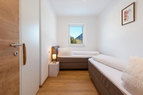 湖滨福煦菲彻廷格包尔公寓的小房间设有两张床和窗户