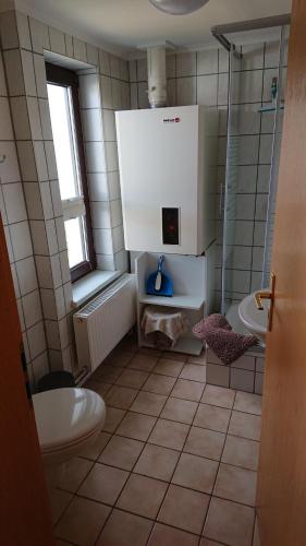 瓦伦Haus Ilse的一间带卫生间和水槽的浴室