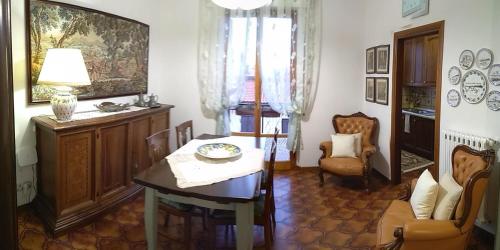 蒙特普齐亚诺Casa di nonna Cate的客厅设有餐桌和椅子
