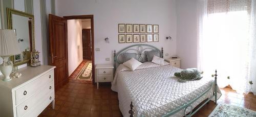 蒙特普齐亚诺Casa di nonna Cate的一间卧室配有一张大床和镜子